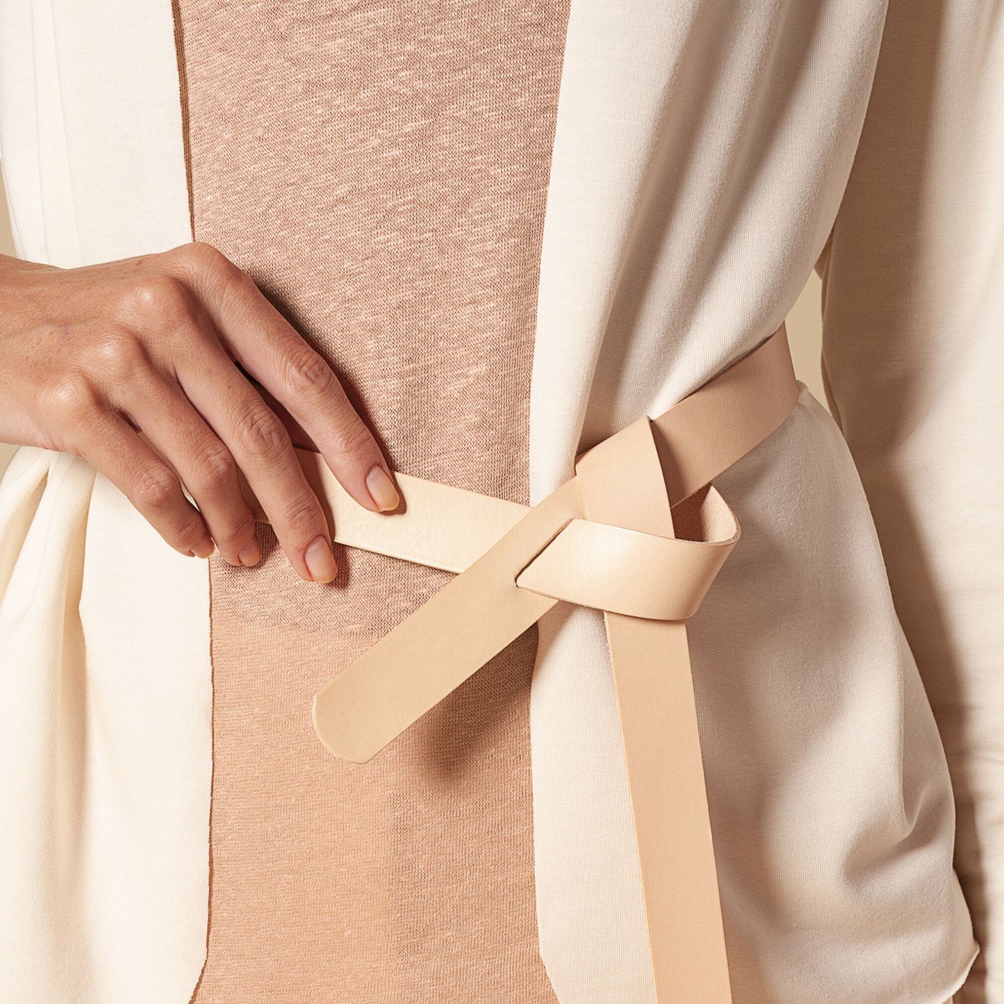 Gürtel aus pflanzlich gegerbtem Leder mit Knotenverschluss