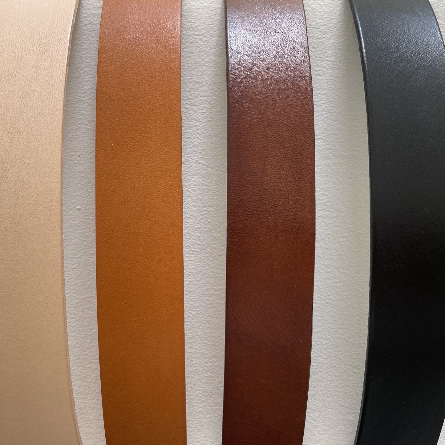 Gürtel aus pflanzlich gegerbtem Leder mit Knotenverschluss